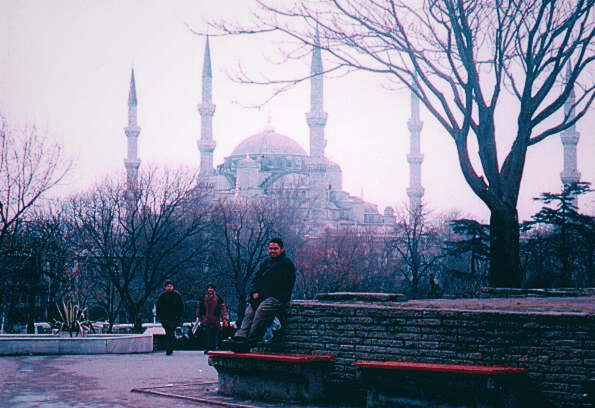 Hasrizal duduk berlatar belakangkan Masjid Biru di Istanbul pada tahun 1996